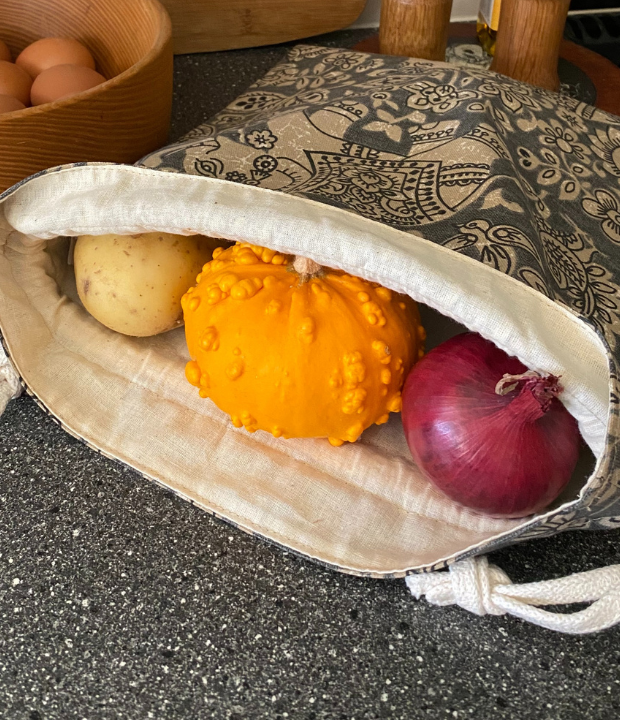 100% cotton grey bread bag. The perfect bag to gift artisan bread or homemade produce. Plus a versatile bag for around the home and washable toileteries bag.